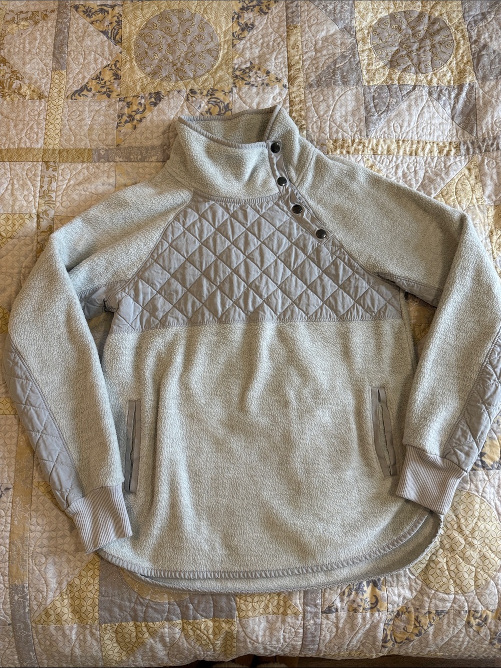Abercrombie Quilt-Accent Fleece Pullover Sweater - Light Gray